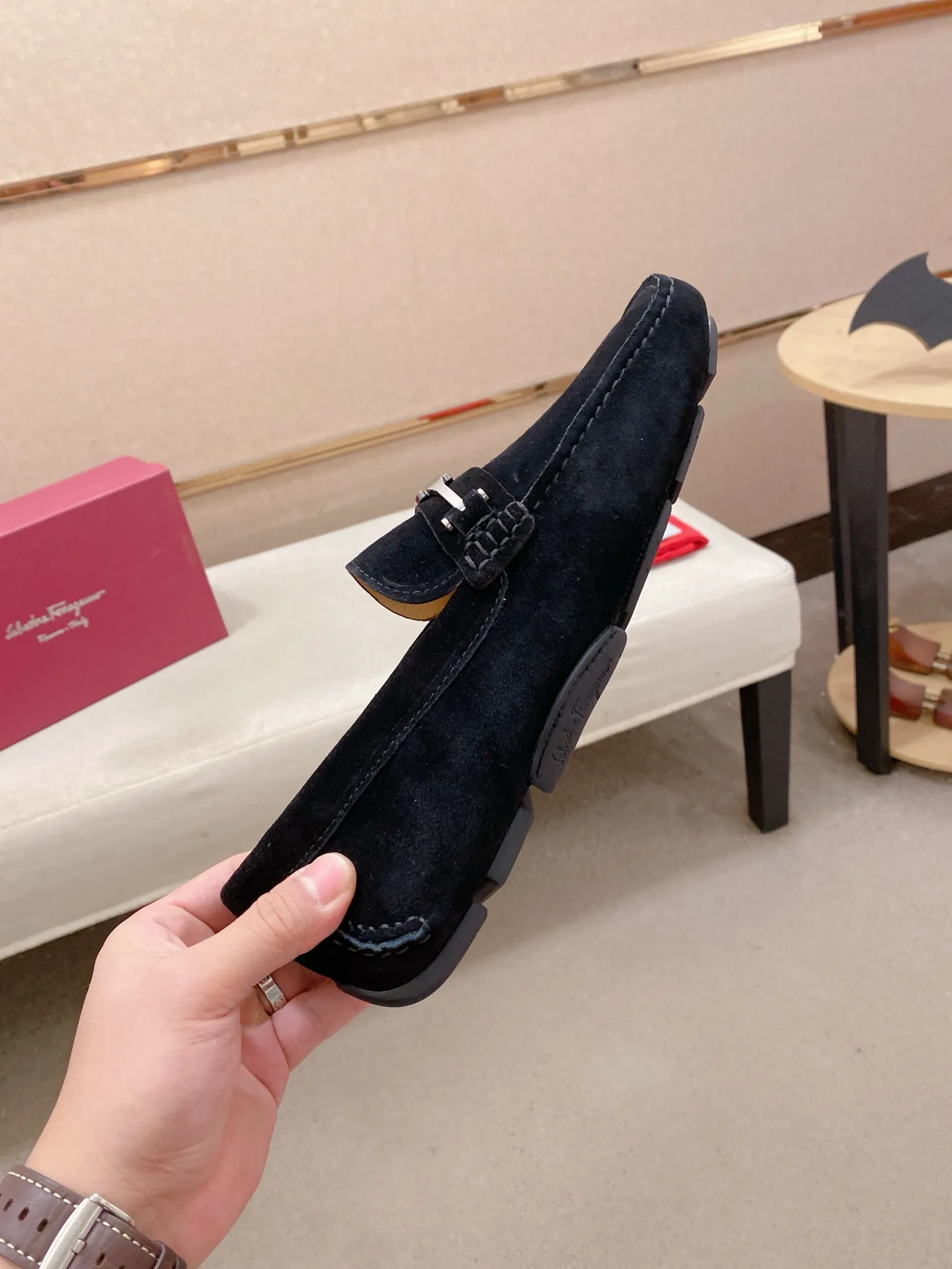 Factory price: 540💰High-end quality! Ferragamo🆕🆕Exclusive hot-selling products in stock🔥🔥New products on the shelves, high-quality Ferragamo men's pea shoes, high-end casual driving shoes, with complete packaging! 💪 💪 Material: imported suede cowhide 🐂 + imported high-quality water-dyed cowhide lining + wear-resistant outsole 👍🏻👍🏻 Features: high-end and comfortable, purely handmade 🚀 🚀 Create the perfect shoe that suits you best 🔥 🔥 Size: (38-44) 45 standard size can be customized!
